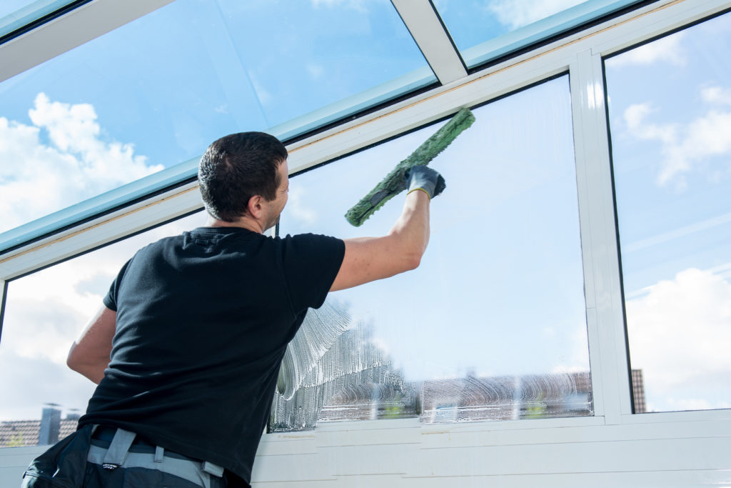 Glas- und Fensterflächen reinigen